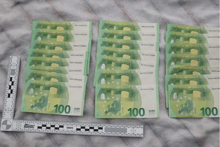 Opilý muž zbil ženu do bezvědomí a pokusil se ji znásilnit, nakonec utekl s její kabelkou plnou eur