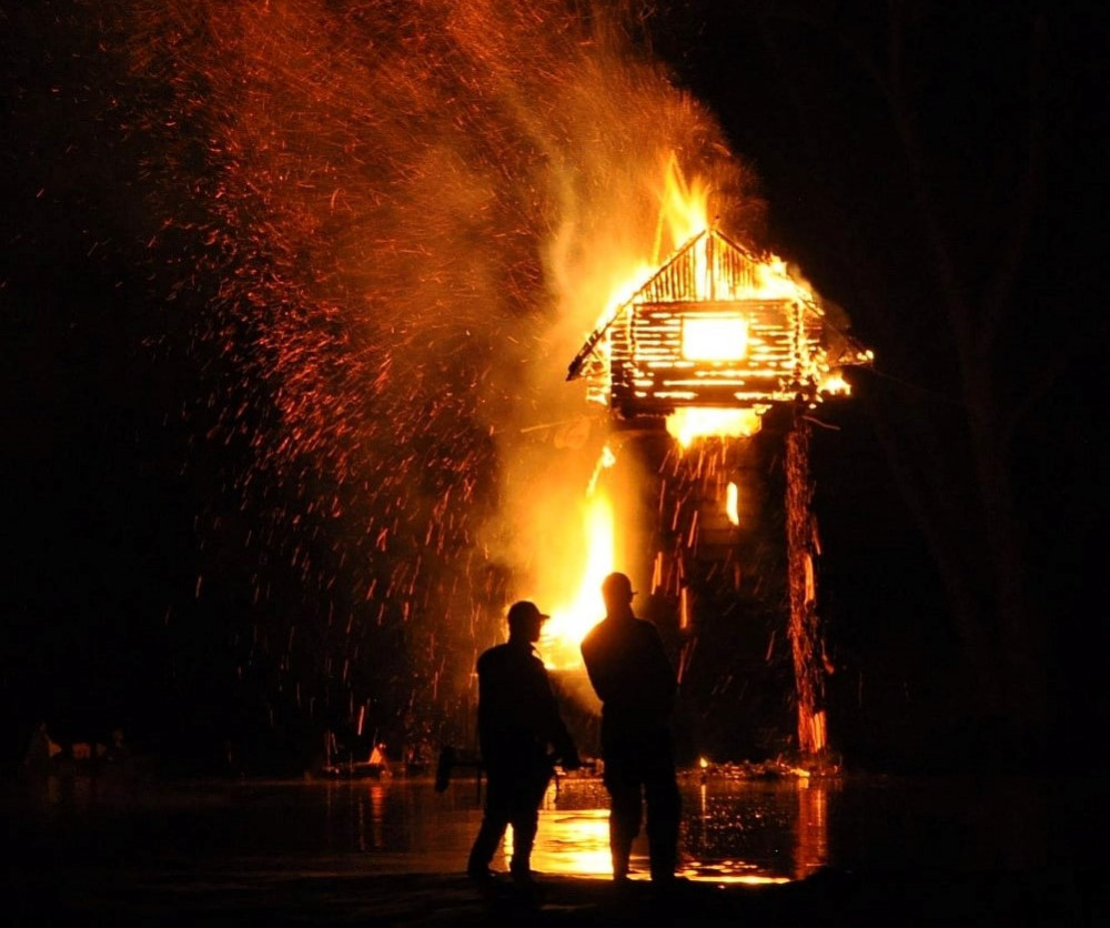 Totální destrukci ikonické chaloupky na mostním pilíři spatří lidé ve filmu na festivalu ve Varech