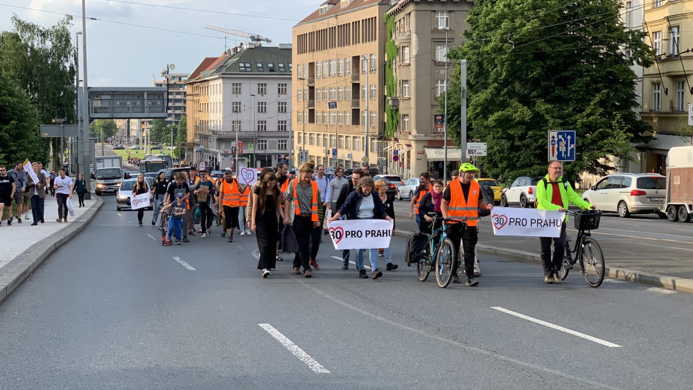 VIDEO: Třicítkáři opět blokují silnice. Jejich pochod už nechrání policie