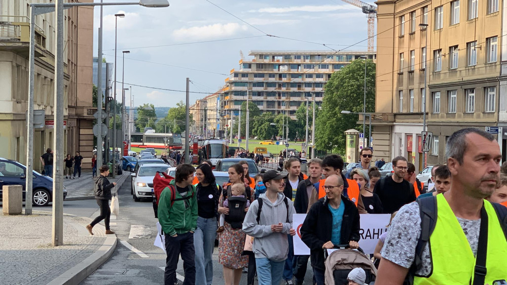 VIDEO: Třicítkáři opět blokují silnice. Jejich pochod už nechrání policie