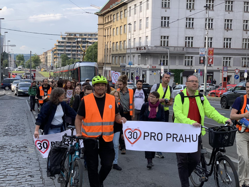 VIDEO: Třicítkáři opět blokují silnice. Jejich pochod už nechrání policie