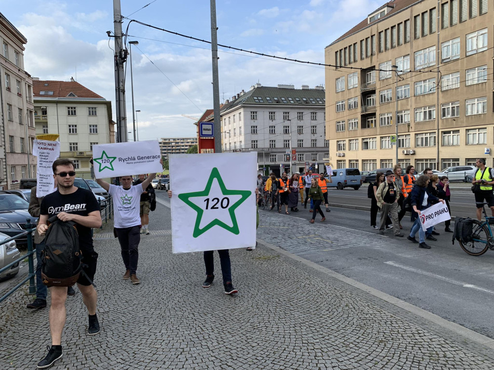 VIDEO: Třicítkáři opět blokují silnice. Jejich pochod už nechrání policie