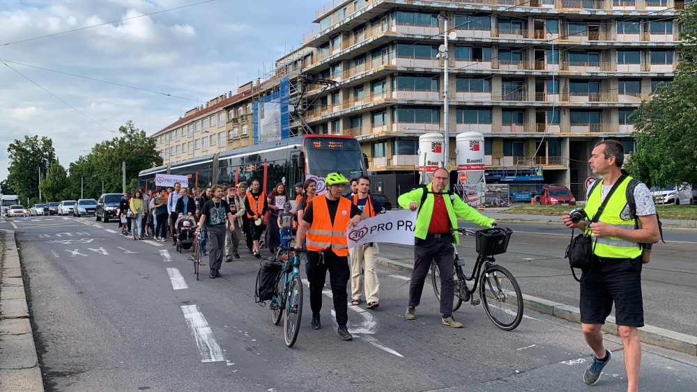 VIDEO: Třicítkáři opět blokují silnice. Jejich pochod už nechrání policie