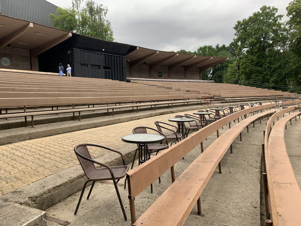 Stávající podoba lavic v areálu letního kina.