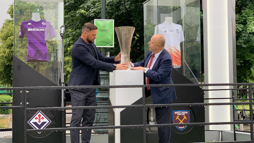 Pohár pro vítěze Evropské konferenční ligy je v Praze. Na fotku čekají fanoušci ve frontě.