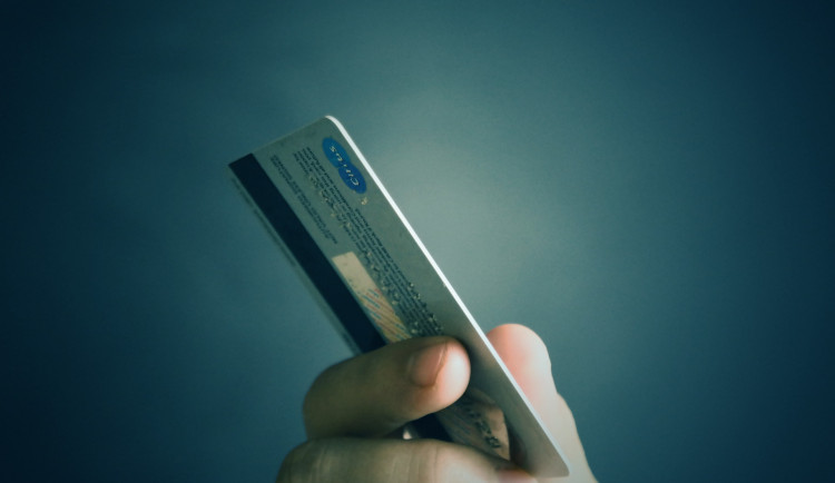 Dcera vyluxovala kartu svého otce, platila z ní nákupy na internetu