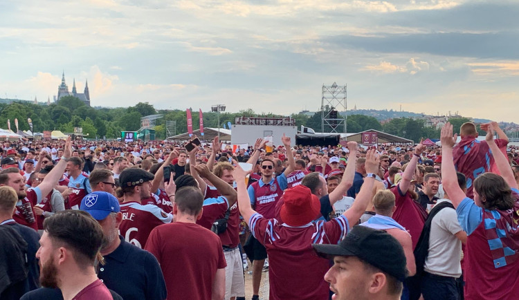 VIDEO: Ulice Prahy zaplavily fotbalových fanoušků. Policie řešila napadení v centru