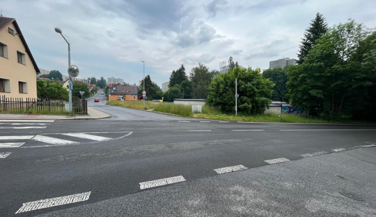 Opilá řidička kličkovala Pavlovicemi, jela si pro další alkohol. Svědek jí na křižovatce vzal klíčky