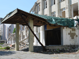 Pozůstatky školy, kam loni spadla jedna z raket při ostřelování.