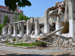 Pozůstatky školy, kam loni spadla jedna z raket při ostřelování.