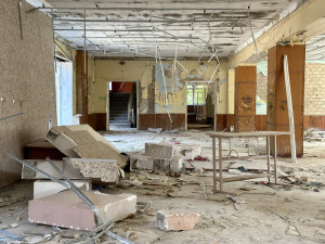 Pozůstatky školy, kam loni spadla jedna z raket při ostřelování.