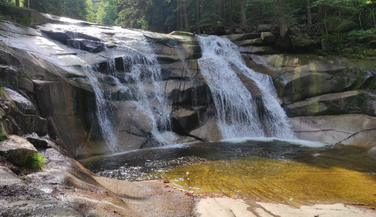 Kvůli selfie spadla do řeky. Lidé zalarmovali celý záchranný systém