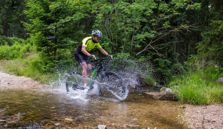 Na cyklotrasách v kraji se objeví nabíječky, odpočívadla nebo přístřešky