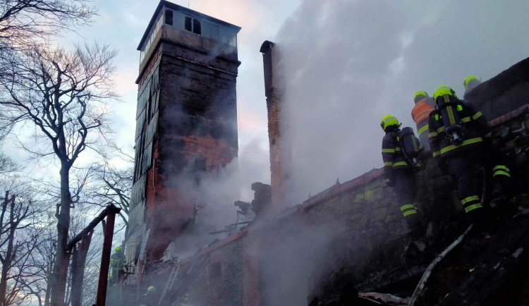 Turisté a dobrovolníci budou opravovat vyhořelou rozhlednu na Vlčí hoře