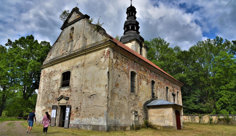 Kostel a okolní areál v Žibřidicích obec a dobrovolníci probouzí k životu