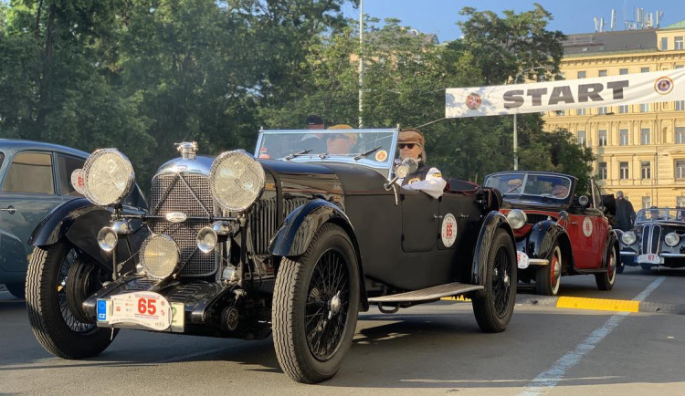 V Praze dnes odstartoval závod veteránů 1000 mil československých