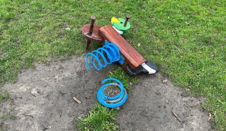 Dětská hřiště v Liberci terčem vandalů. Kontaktuje strážníky, prosí radnice