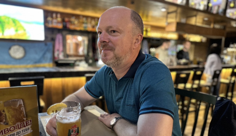 Z učitele se stal voják, kterému umírají studenti. . Někteří studenti jsou zranění či mrtví, říká ukrajinský voják.