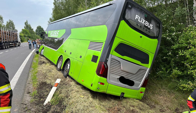 U Hrádku nad Nisou havaroval autobus, cestujícím se při kolizi nic nestalo