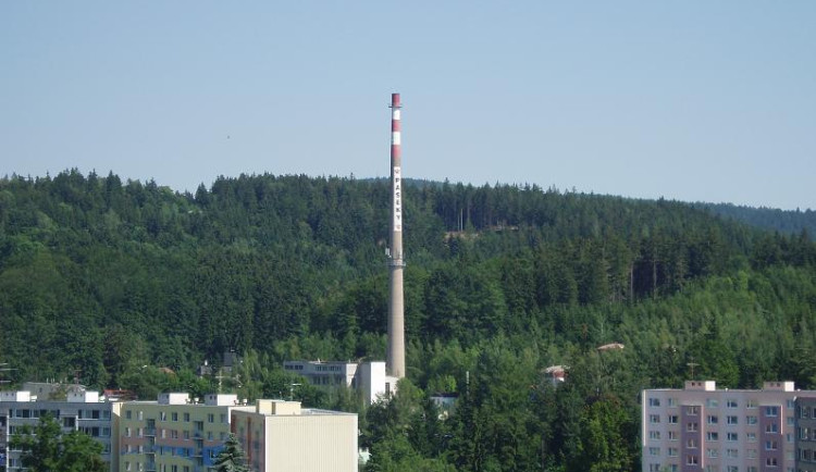 Hazardéři vylezli na sto metrů vysoký komín sledovat západ slunce