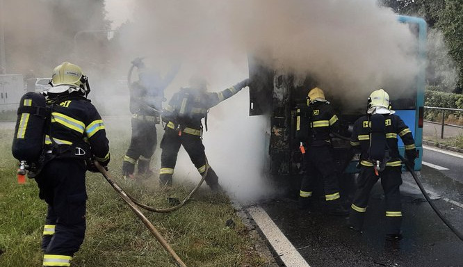U viaduktu na Františkově hořel autobus, nikomu se nic nestalo
