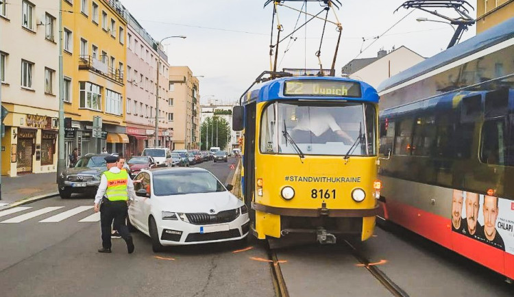 Ukrajinskou tramvaj, která není v provozu ani den, nabouralo auto