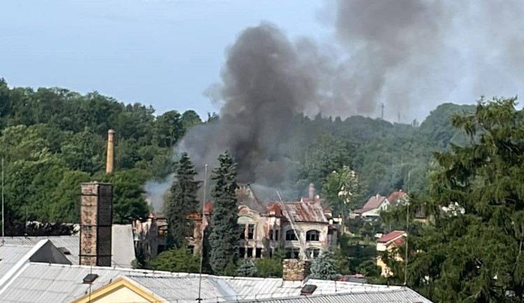 V Kamenickém Šenově hoří bývalá továrna na lustry Eliáška