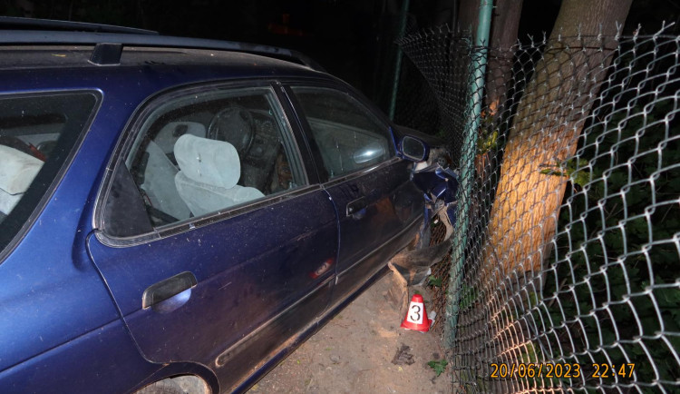 Zhasnul světla u auta a myslel si, že je neviditelný. Byl ale opilý