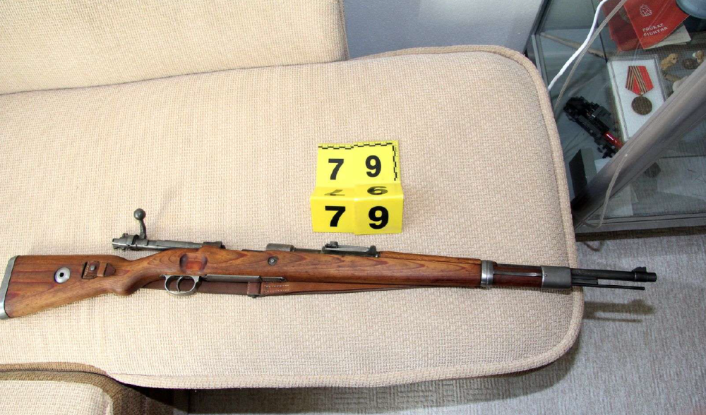 Kriminalisté odhalili špičkově vybavenou pěstírnu konopí na půdě rodinného domu a zajistili půl milionu v hotovosti