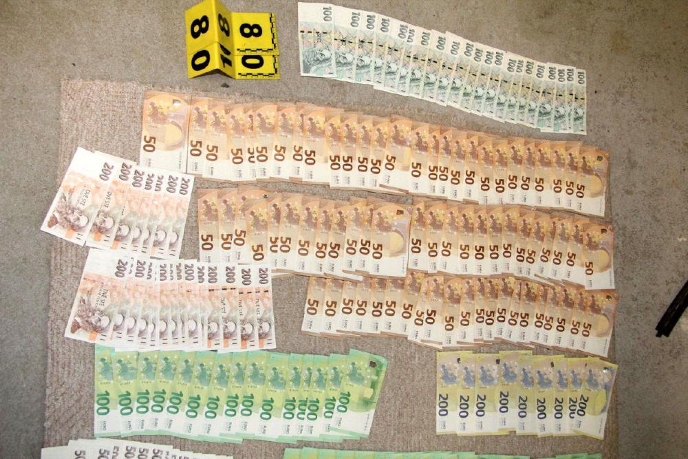 Kriminalisté odhalili špičkově vybavenou pěstírnu konopí na půdě rodinného domu a zajistili půl milionu v hotovosti