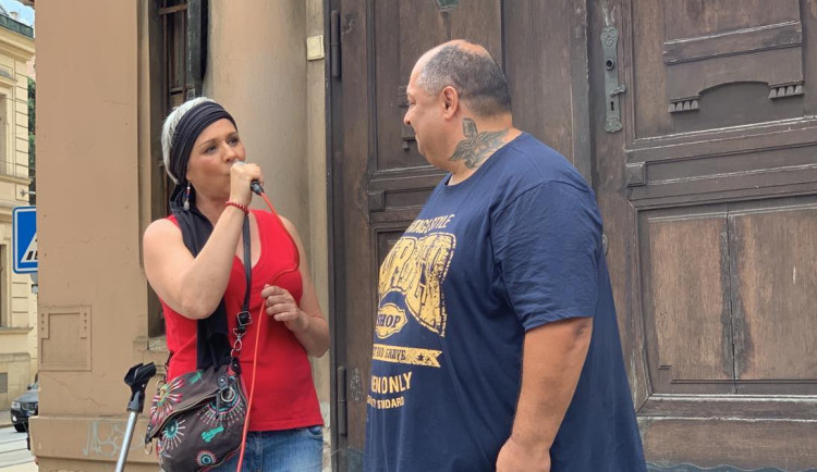 Romy přišli podpořit proruští aktivisté. Romové jsou v práci, vysvětloval řečník