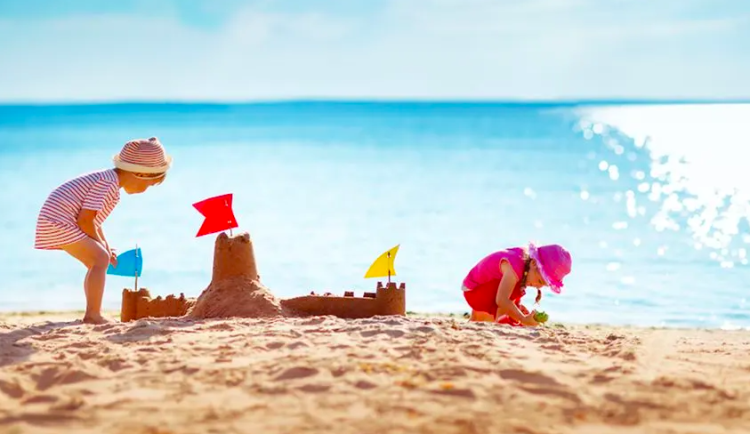 Jak chránit děti v létě před sluníčkem? Vsaďte na vhodné oblečení a kvalitní opalovací krémy.