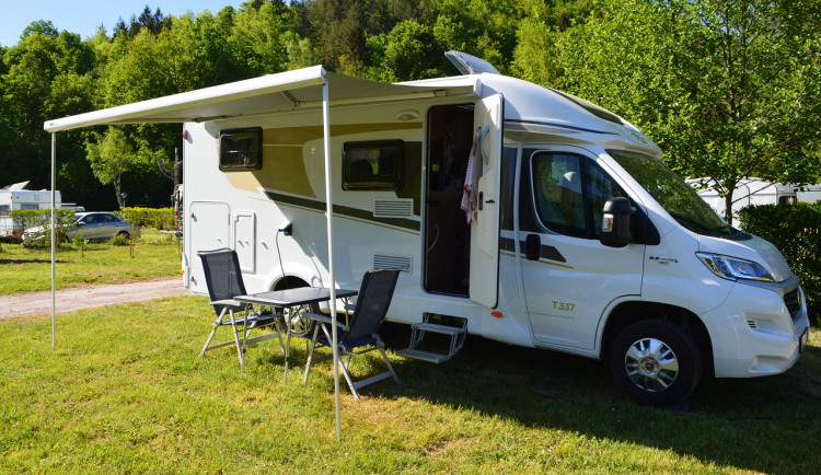 Ve sportovním areálu ve Vesci chce město vybudovat stání pro karavany