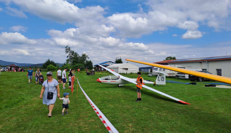Den dětí přilákal na liberecké letiště stovky návštěvníků