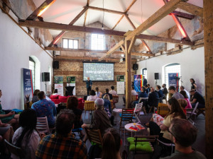 Po představení šesti finalistů následuje hlasování.