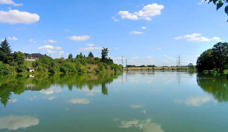 Pátrání po seniorovi skončilo tragicky. Objevili ho mrtvého na hladině rybníka