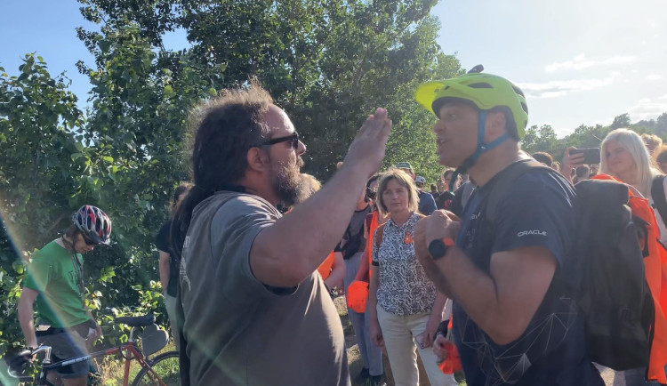 Pochod aktivistů narušil muž, který jim nadával do dementů a zahodil jim transparenty