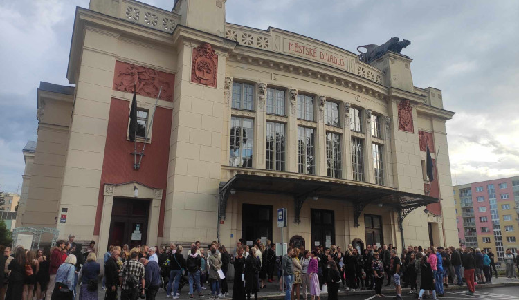 Vrabčáci i Jablonečané se loučili s Pavlem Žurem písní a potleskem