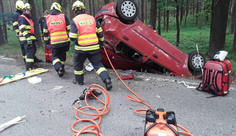 Mladý řidič otočil auto na střechu, do nemocnice ho transportoval vrtulník