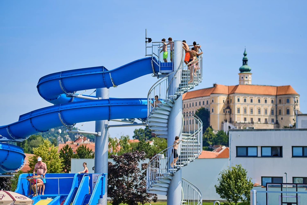 V Mikulově po roce otevřeli koupaliště. Vstup měli všichni zdarma