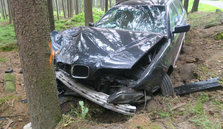 Řidiče přemohl mikrospánek a narazil s vozem do stromu a kamene