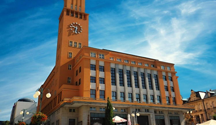 Na jablonecké radnici začala výměna původních vitrážových oken