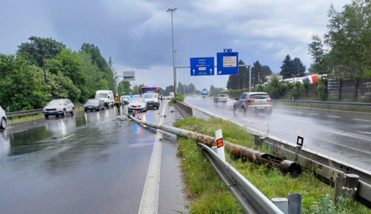 Odpolední bouřka vyvracela stromy, zapříčinila i nehodu v Liberci