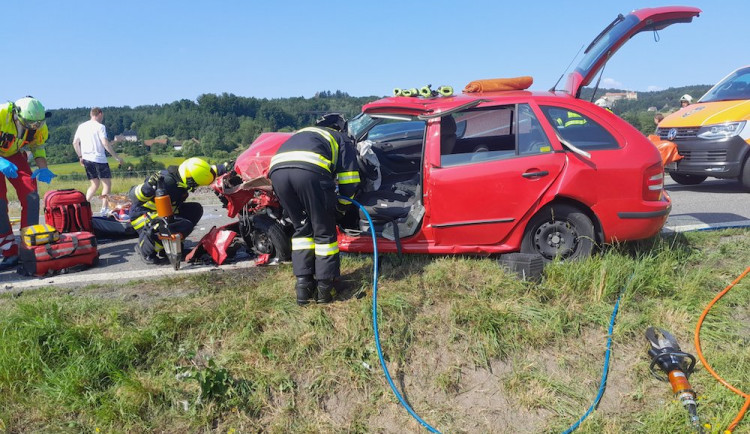 Čtyři zranění po srážce dodávky s přívěsem a auta. Jeho řidiče transportoval do nemocnice vrtulník