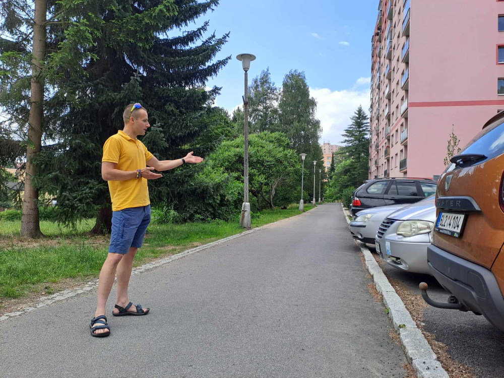 Lukáš Rabas ukazuje jednu z nedomyšlených úprav u paneláku.