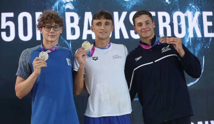 Miroslav Knedla řádí v Bělehradě na mistrovství Evropy juniorů. Po středečním titulu evropského šampiona na znakové padesátce včera přidal druhou zlatou medaili v polohovém závodě na 200 metrů. 