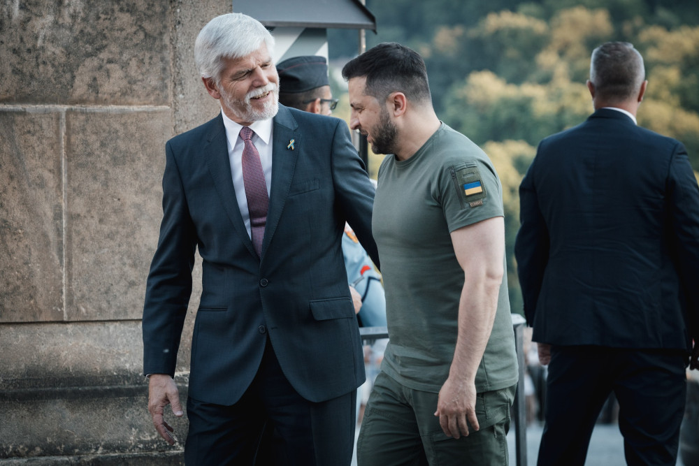 Do Česka přiletěl muž, jehož statečnost obdivují všichni. Poděkoval za pomoc