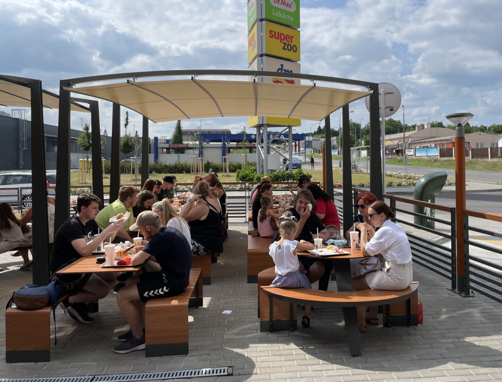Znojmo zachvátila fastfoodová horečka. Ve městě otevřel první McDonald's