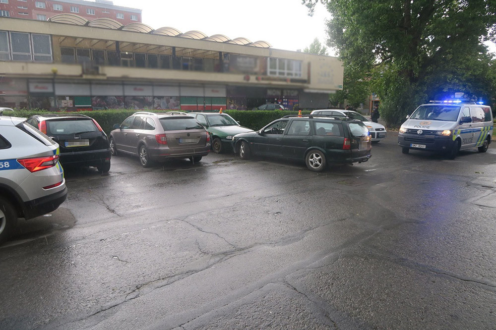 Demoliční jízda se čtyřmi promile. Zpitý šofér naboural v Prostějově pět aut