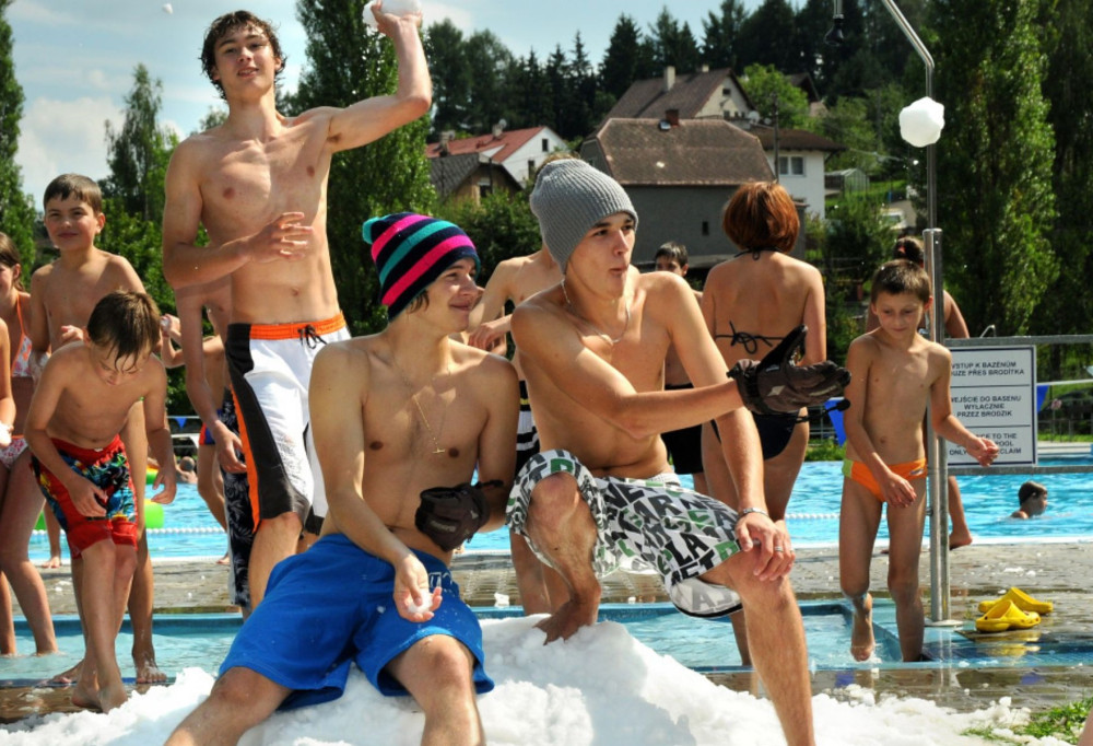 Náchodské koupaliště zažije letní koulovačku, sněhu bude dostatek